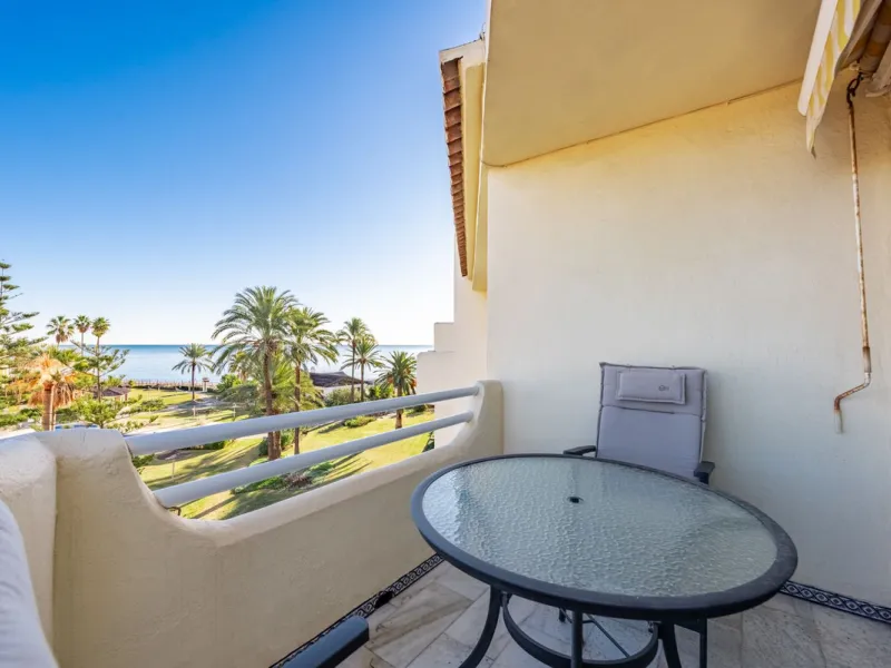 Beachfront Top-Floor Apartment – Prime Investment with Short-Term Rentals allowed