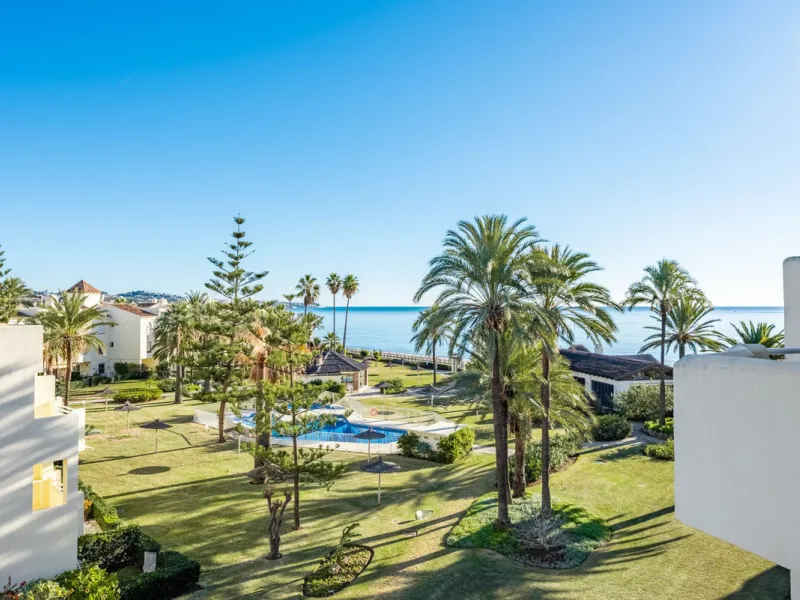 Beachfront Top-Floor Apartment – Prime Investment with Short-Term Rentals allowed