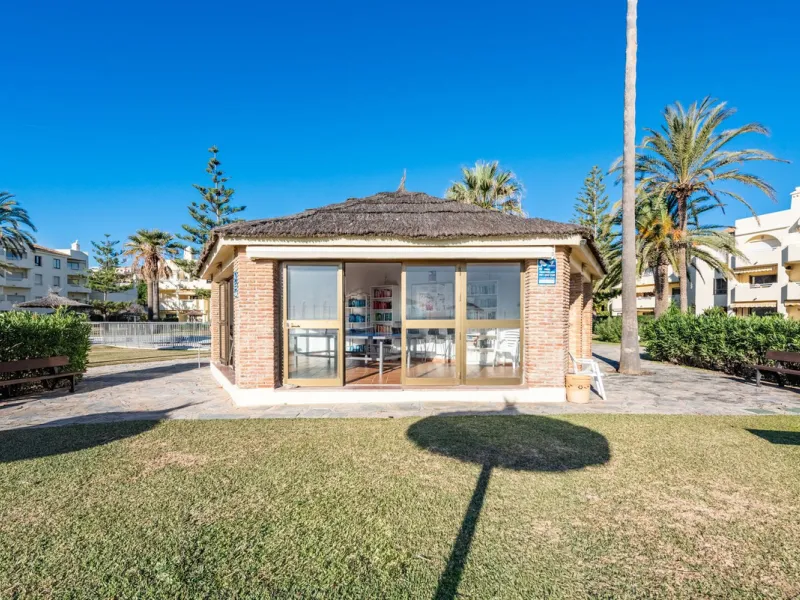 Beachfront Top-Floor Apartment – Prime Investment with Short-Term Rentals allowed