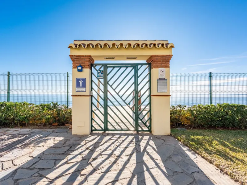 Beachfront Top-Floor Apartment – Prime Investment with Short-Term Rentals allowed