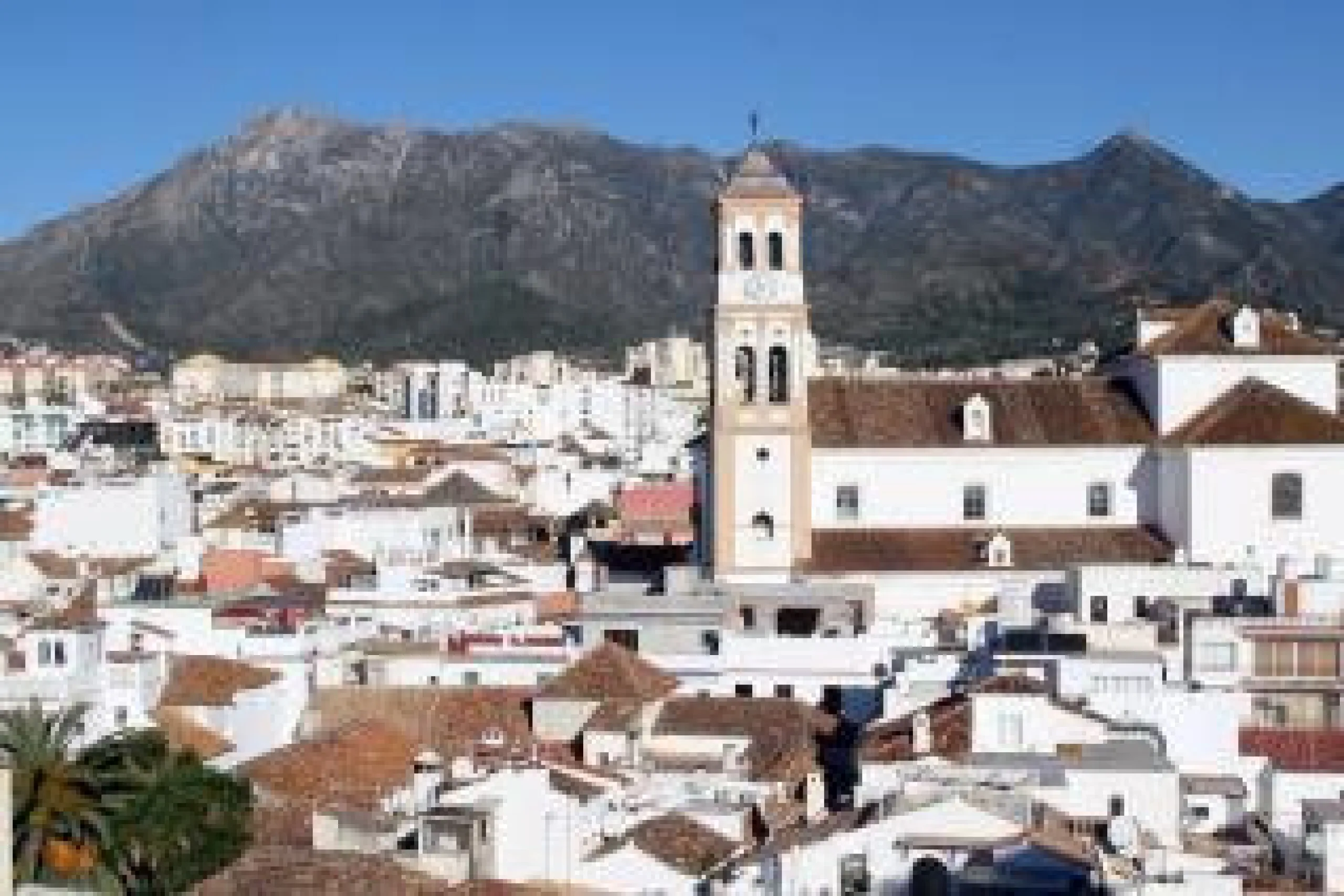 Opportunity to acquire an emblematic property in the historic center of Marbella. The property consists of a place set up as a restaurant with an area of 130 m2, as well as a house located on the 3 upper floors. It has four bedrooms, two bathrooms, a larg