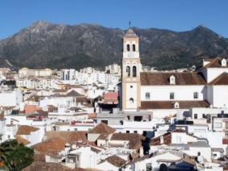 Opportunity to acquire an emblematic property in the historic center of Marbella. The property consists of a place set up as a restaurant with an area of 130 m2, as well as a house located on the 3 upper floors. It has four bedrooms, two bathrooms, a larg