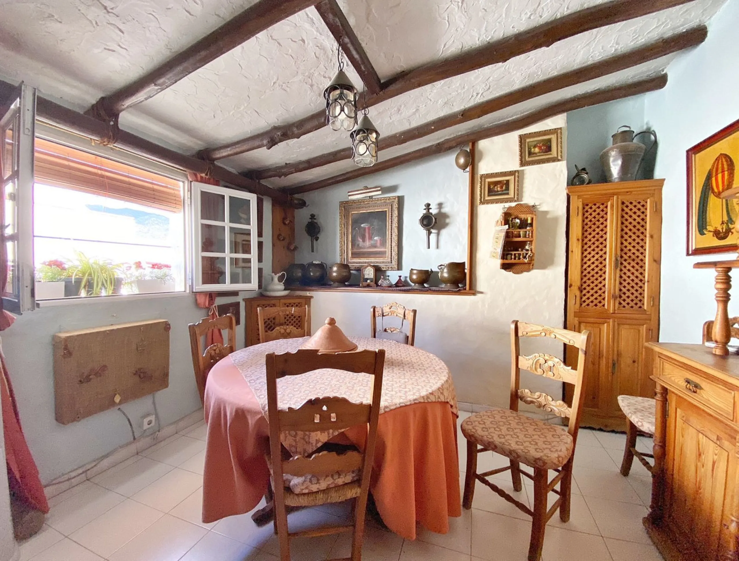 Opportunity to acquire an emblematic property in the historic center of Marbella. The property consists of a place set up as a restaurant with an area of 130 m2, as well as a house located on the 3 upper floors. It has four bedrooms, two bathrooms, a larg