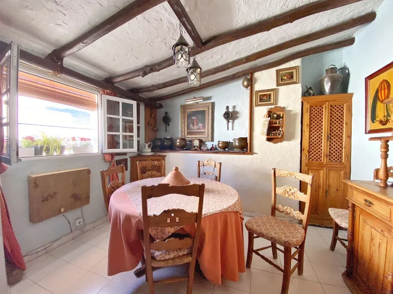 Opportunity to acquire an emblematic property in the historic center of Marbella. The property consists of a place set up as a restaurant with an area of 130 m2, as well as a house located on the 3 upper floors. It has four bedrooms, two bathrooms, a larg