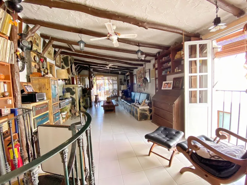 Opportunity to acquire an emblematic property in the historic center of Marbella. The property consists of a place set up as a restaurant with an area of 130 m2, as well as a house located on the 3 upper floors. It has four bedrooms, two bathrooms, a larg