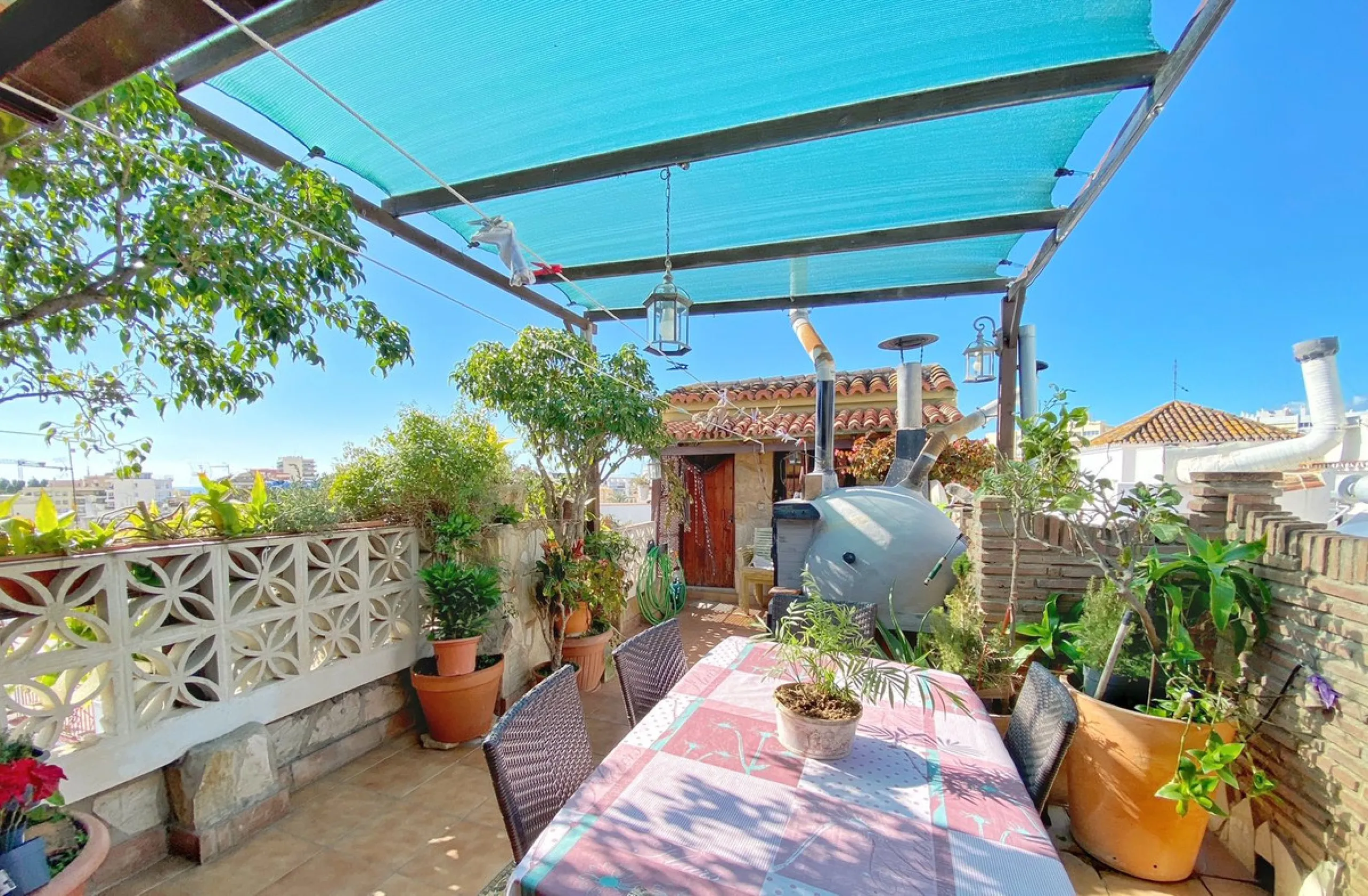 Opportunity to acquire an emblematic property in the historic center of Marbella. The property consists of a place set up as a restaurant with an area of 130 m2, as well as a house located on the 3 upper floors. It has four bedrooms, two bathrooms, a larg