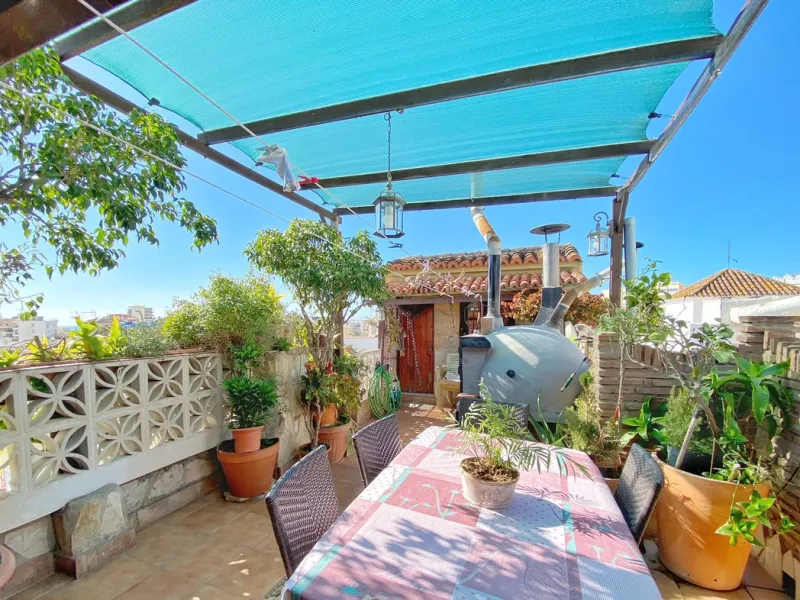 Opportunity to acquire an emblematic property in the historic center of Marbella. The property consists of a place set up as a restaurant with an area of 130 m2, as well as a house located on the 3 upper floors. It has four bedrooms, two bathrooms, a larg