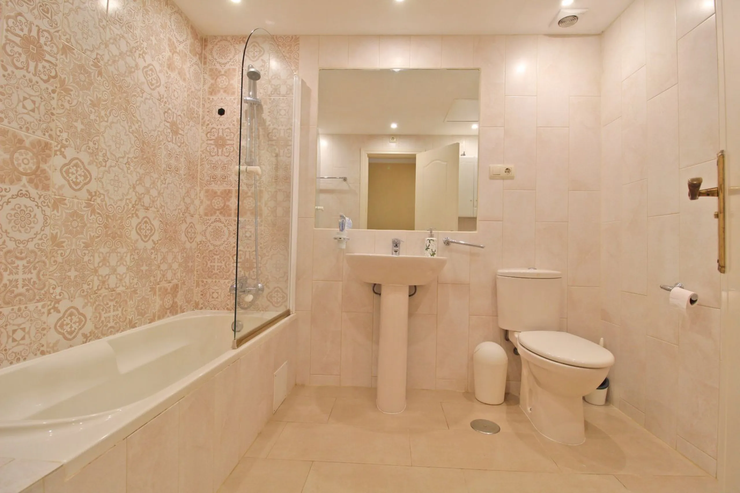 Ground floor apartment, less than 300 meters from the beach.