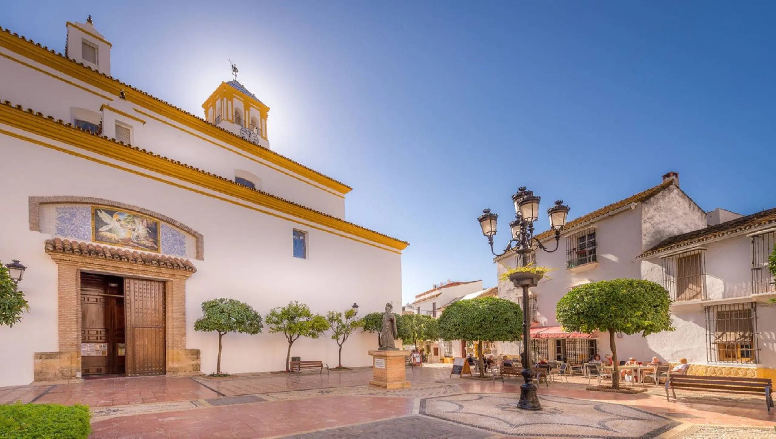 Opportunity to acquire an emblematic property in the historic center of Marbella. The property consists of a place set up as a restaurant with an area of 130 m2, as well as a house located on the 3 upper floors. It has four bedrooms, two bathrooms, a larg