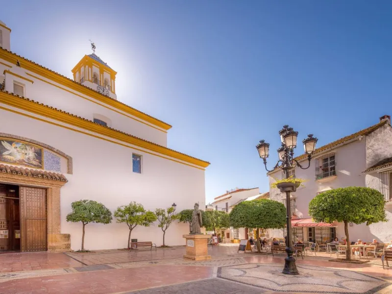 Opportunity to acquire an emblematic property in the historic center of Marbella. The property consists of a place set up as a restaurant with an area of 130 m2, as well as a house located on the 3 upper floors. It has four bedrooms, two bathrooms, a larg