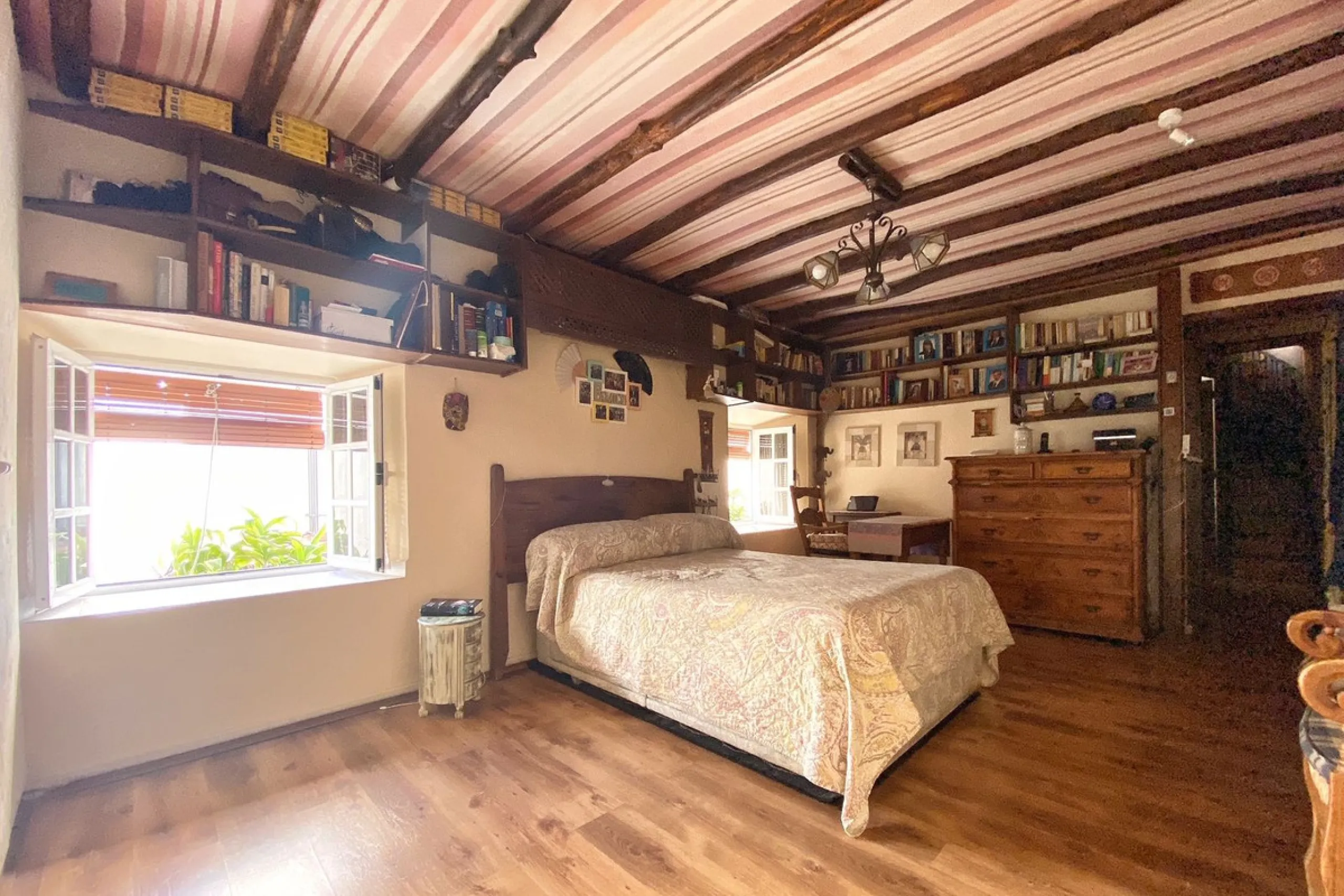 Opportunity to acquire an emblematic property in the historic center of Marbella. The property consists of a place set up as a restaurant with an area of 130 m2, as well as a house located on the 3 upper floors. It has four bedrooms, two bathrooms, a larg