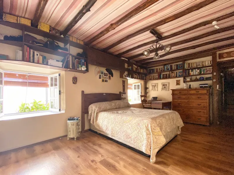 Opportunity to acquire an emblematic property in the historic center of Marbella. The property consists of a place set up as a restaurant with an area of 130 m2, as well as a house located on the 3 upper floors. It has four bedrooms, two bathrooms, a larg
