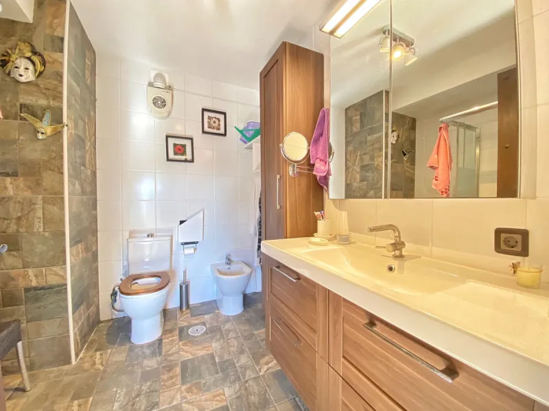 Opportunity to acquire an emblematic property in the historic center of Marbella. The property consists of a place set up as a restaurant with an area of 130 m2, as well as a house located on the 3 upper floors. It has four bedrooms, two bathrooms, a larg