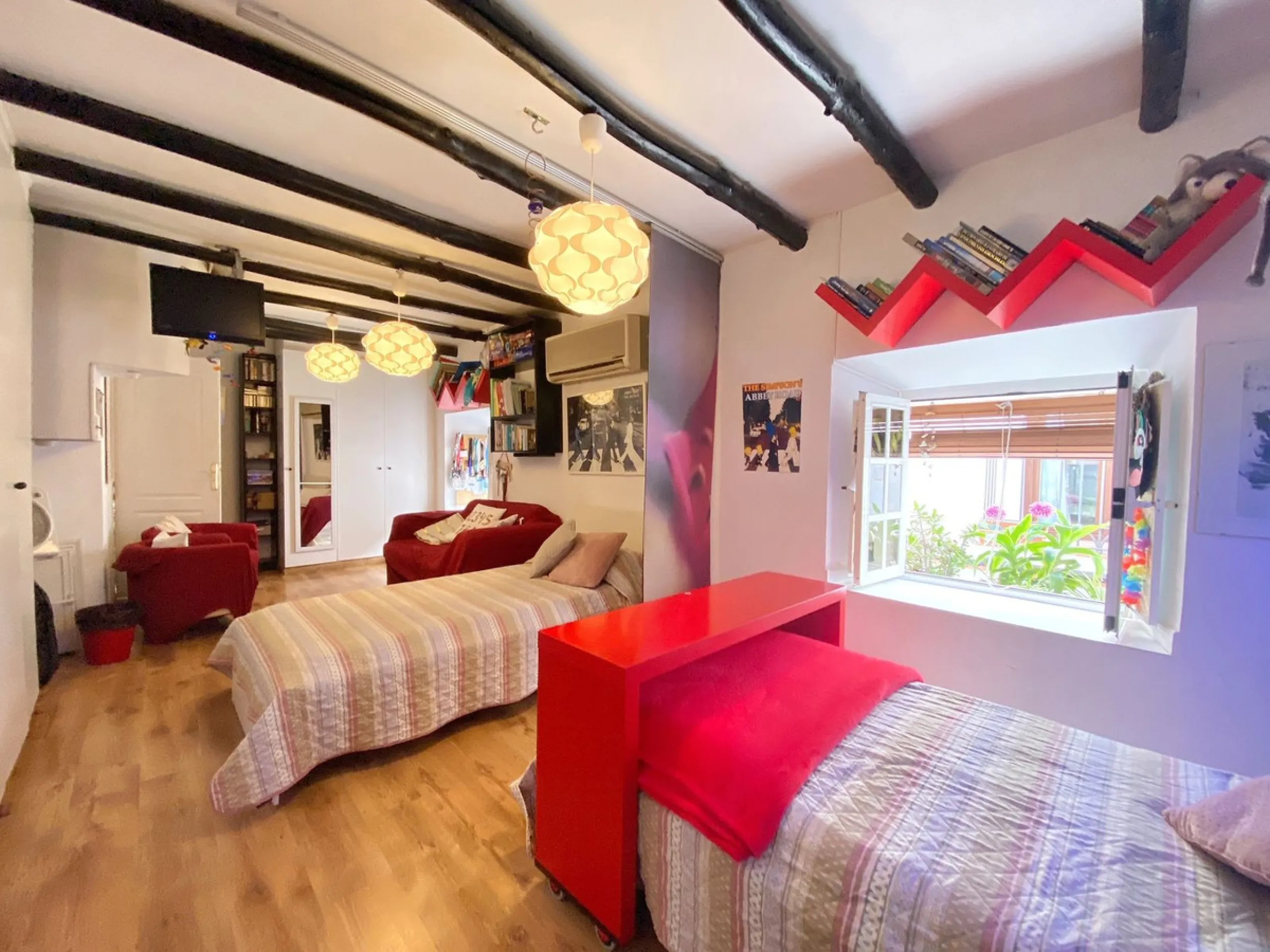 Opportunity to acquire an emblematic property in the historic center of Marbella. The property consists of a place set up as a restaurant with an area of 130 m2, as well as a house located on the 3 upper floors. It has four bedrooms, two bathrooms, a larg