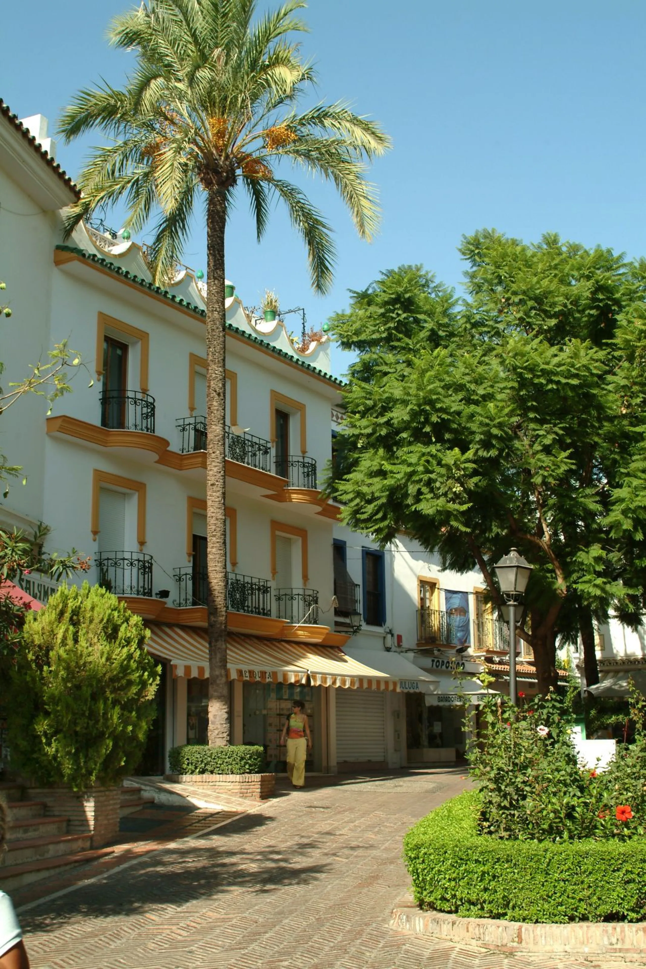 Opportunity to acquire an emblematic property in the historic center of Marbella. The property consists of a place set up as a restaurant with an area of 130 m2, as well as a house located on the 3 upper floors. It has four bedrooms, two bathrooms, a larg