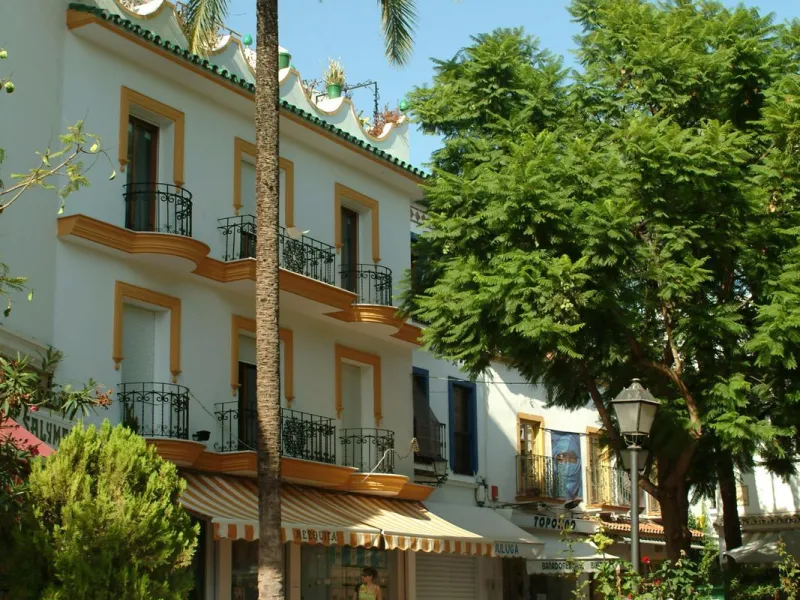 Opportunity to acquire an emblematic property in the historic center of Marbella. The property consists of a place set up as a restaurant with an area of 130 m2, as well as a house located on the 3 upper floors. It has four bedrooms, two bathrooms, a larg