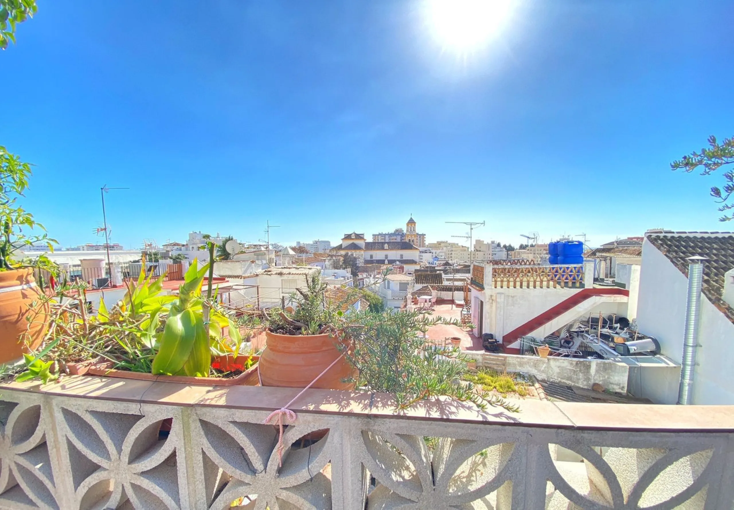 Opportunity to acquire an emblematic property in the historic center of Marbella. The property consists of a place set up as a restaurant with an area of 130 m2, as well as a house located on the 3 upper floors. It has four bedrooms, two bathrooms, a larg
