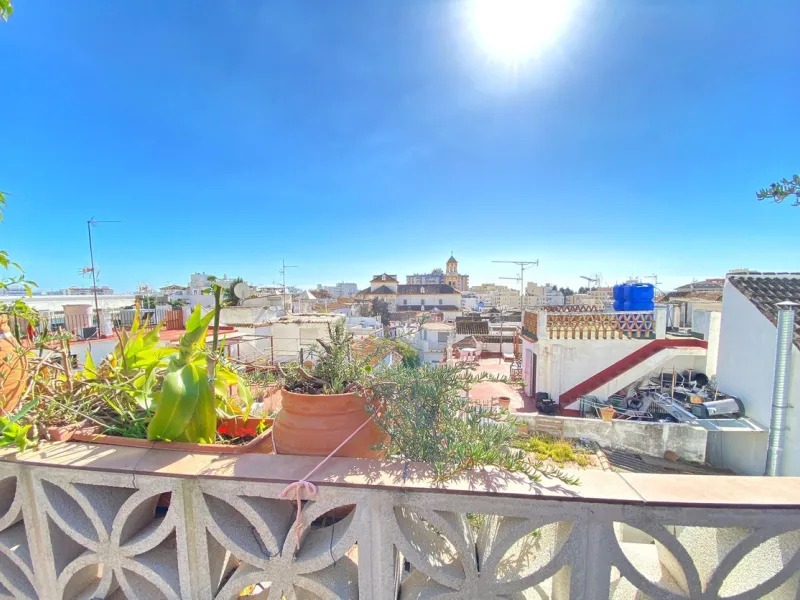 Opportunity to acquire an emblematic property in the historic center of Marbella. The property consists of a place set up as a restaurant with an area of 130 m2, as well as a house located on the 3 upper floors. It has four bedrooms, two bathrooms, a larg