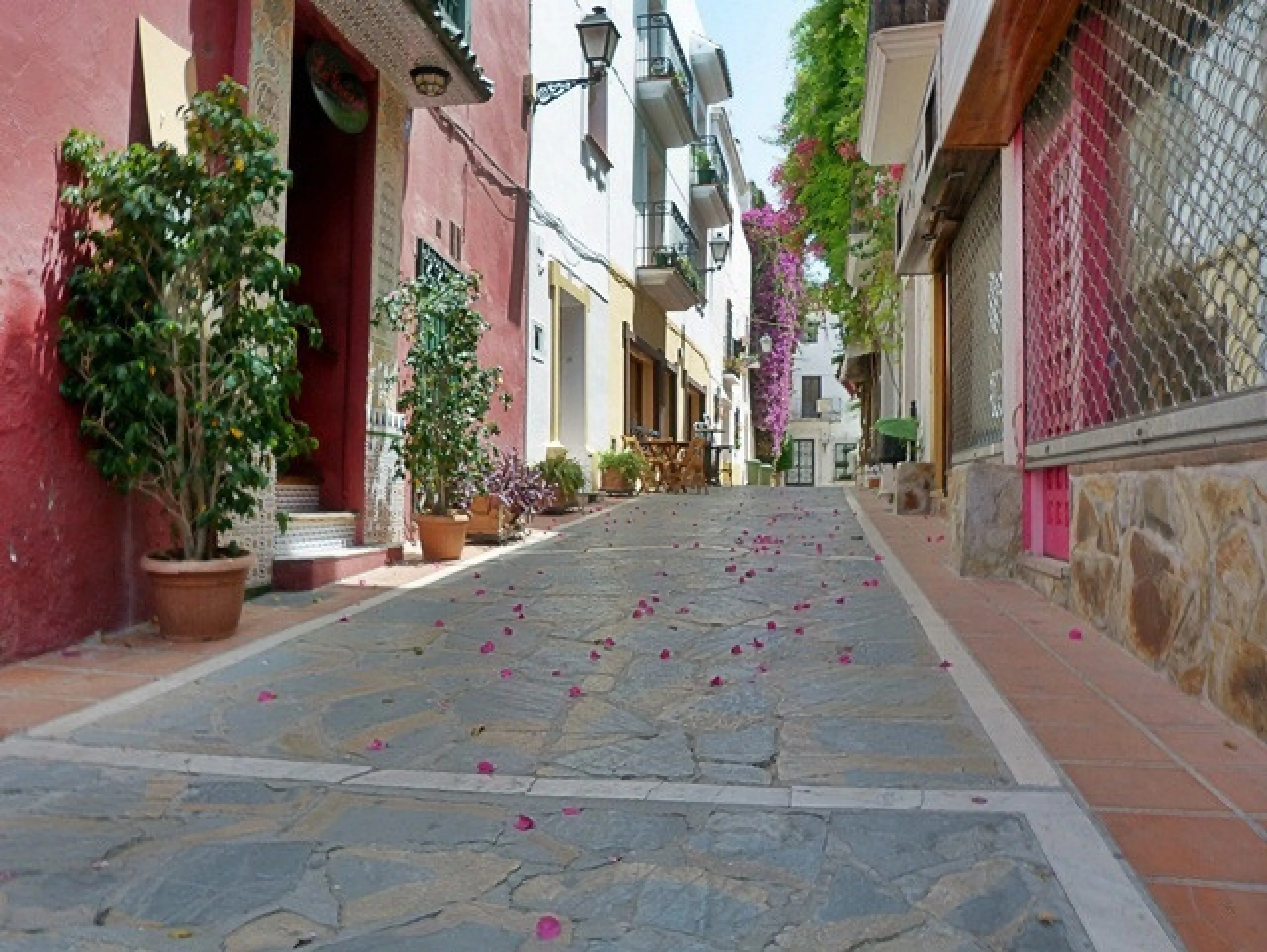 Opportunity to acquire an emblematic property in the historic center of Marbella. The property consists of a place set up as a restaurant with an area of 130 m2, as well as a house located on the 3 upper floors. It has four bedrooms, two bathrooms, a larg