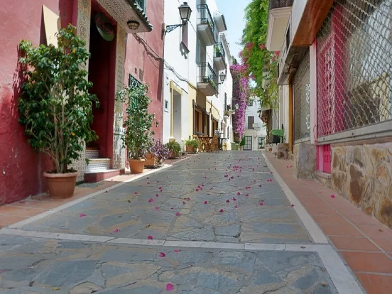 Opportunity to acquire an emblematic property in the historic center of Marbella. The property consists of a place set up as a restaurant with an area of 130 m2, as well as a house located on the 3 upper floors. It has four bedrooms, two bathrooms, a larg