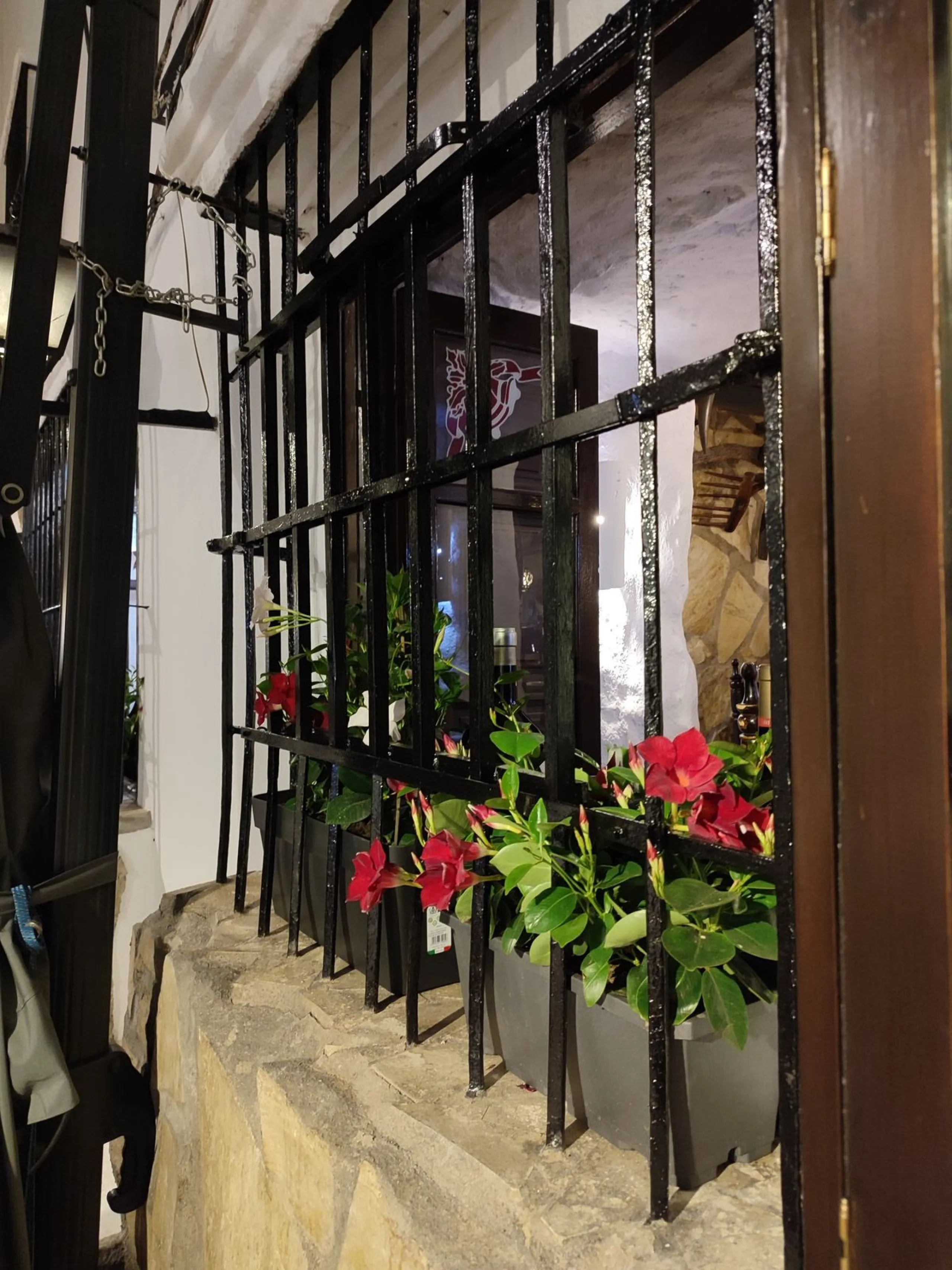Opportunity to acquire an emblematic property in the historic center of Marbella. The property consists of a place set up as a restaurant with an area of 130 m2, as well as a house located on the 3 upper floors. It has four bedrooms, two bathrooms, a larg