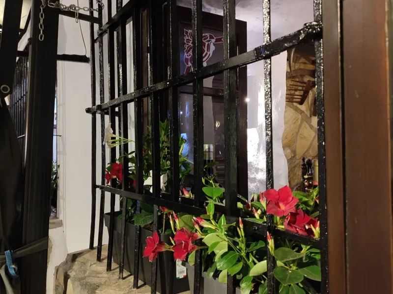 Opportunity to acquire an emblematic property in the historic center of Marbella. The property consists of a place set up as a restaurant with an area of 130 m2, as well as a house located on the 3 upper floors. It has four bedrooms, two bathrooms, a larg