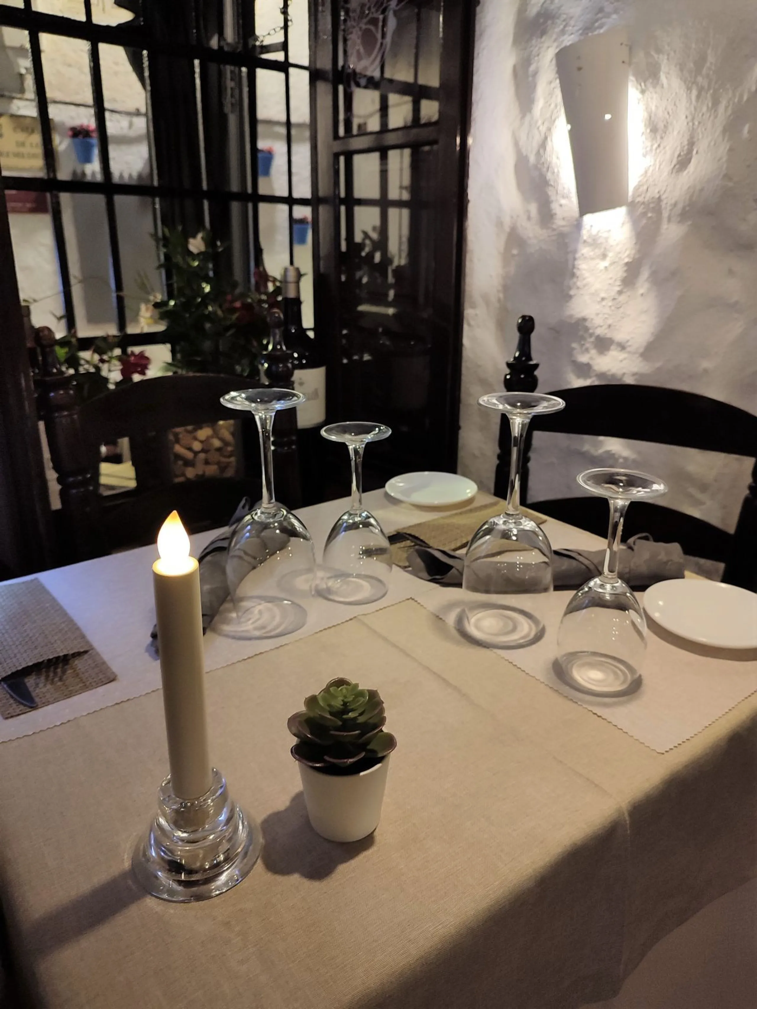 Opportunity to acquire an emblematic property in the historic center of Marbella. The property consists of a place set up as a restaurant with an area of 130 m2, as well as a house located on the 3 upper floors. It has four bedrooms, two bathrooms, a larg