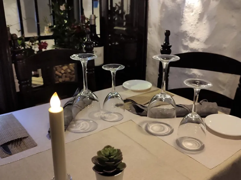Opportunity to acquire an emblematic property in the historic center of Marbella. The property consists of a place set up as a restaurant with an area of 130 m2, as well as a house located on the 3 upper floors. It has four bedrooms, two bathrooms, a larg
