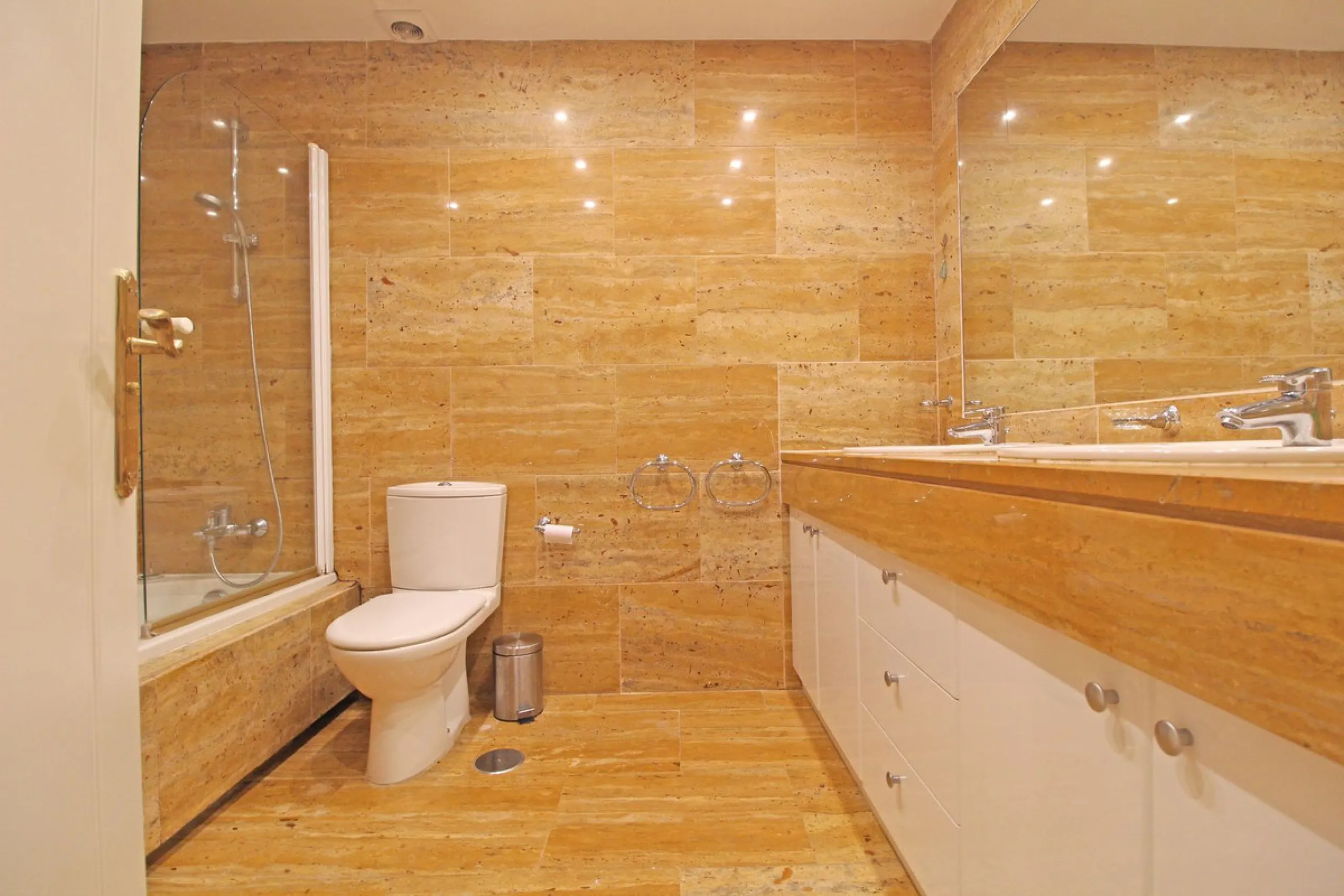 Ground floor apartment, less than 300 meters from the beach.
