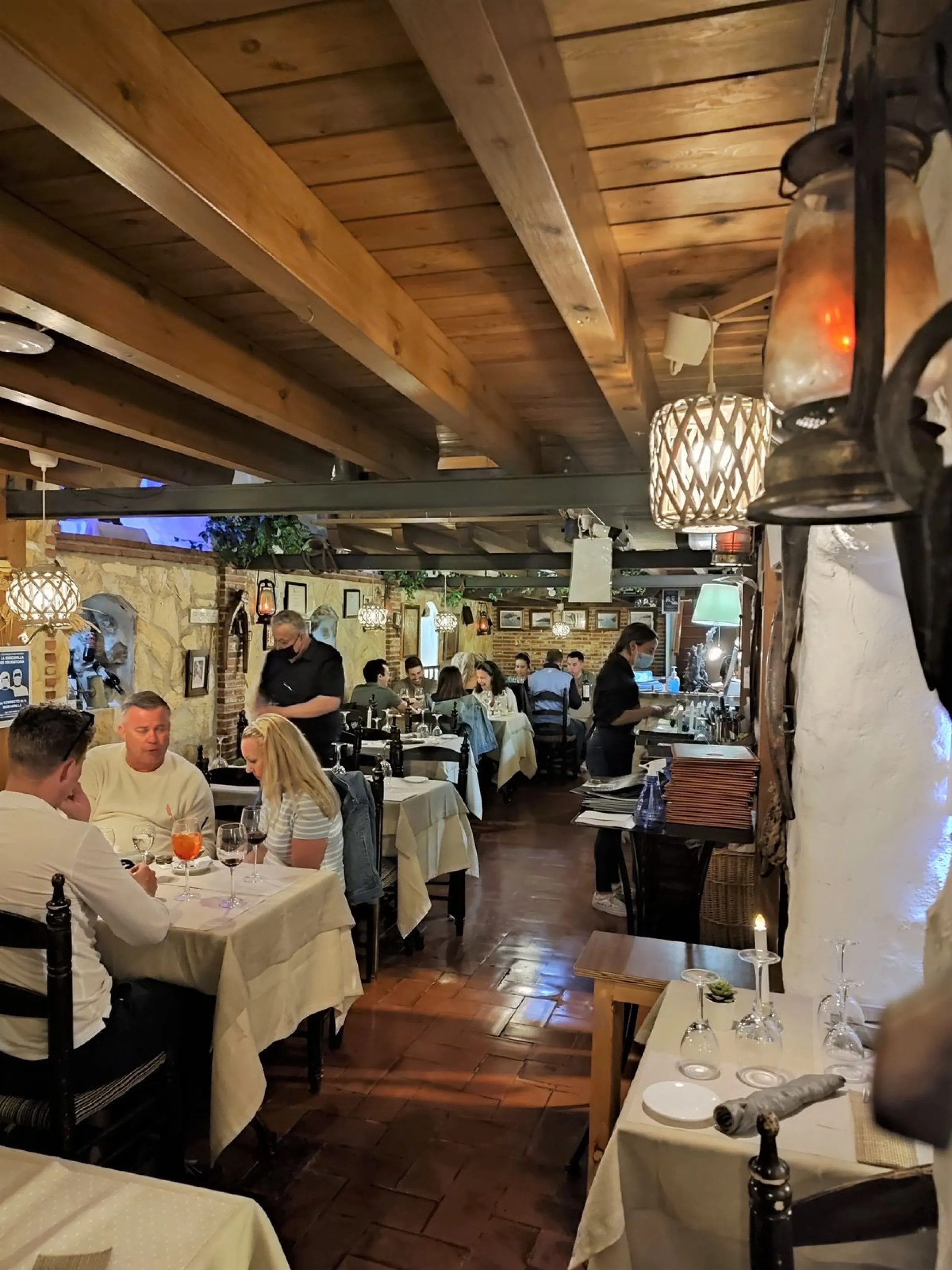 Opportunity to acquire an emblematic property in the historic center of Marbella. The property consists of a place set up as a restaurant with an area of 130 m2, as well as a house located on the 3 upper floors. It has four bedrooms, two bathrooms, a larg