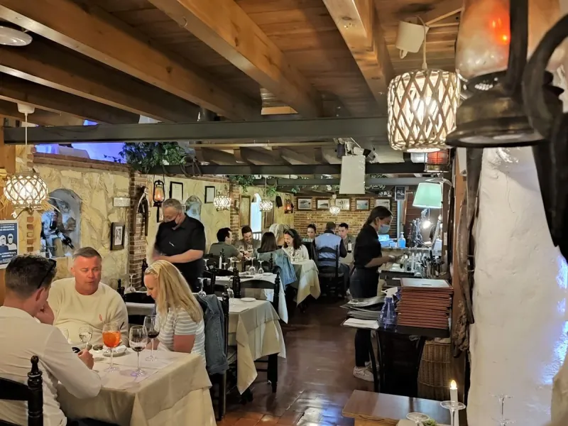 Opportunity to acquire an emblematic property in the historic center of Marbella. The property consists of a place set up as a restaurant with an area of 130 m2, as well as a house located on the 3 upper floors. It has four bedrooms, two bathrooms, a larg
