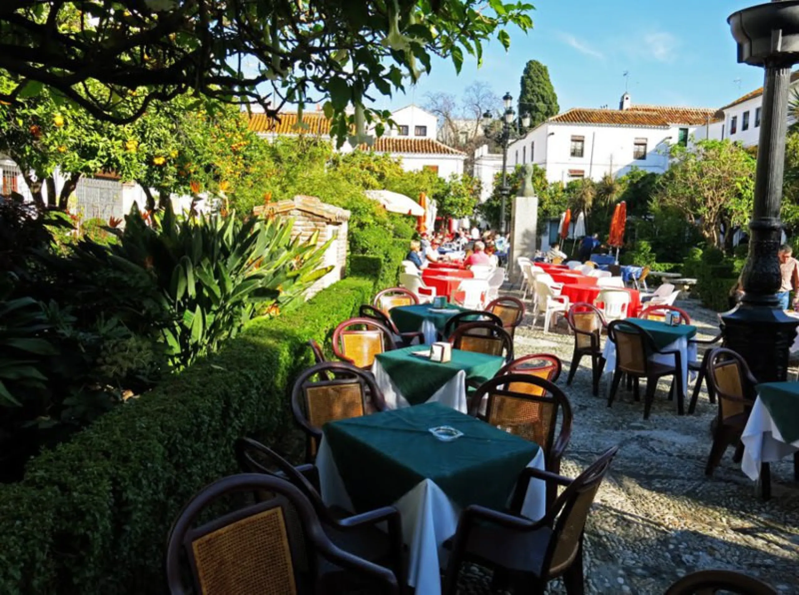 Opportunity to acquire an emblematic property in the historic center of Marbella. The property consists of a place set up as a restaurant with an area of 130 m2, as well as a house located on the 3 upper floors. It has four bedrooms, two bathrooms, a larg