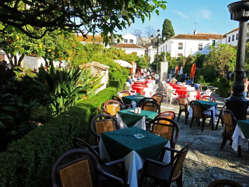 Opportunity to acquire an emblematic property in the historic center of Marbella. The property consists of a place set up as a restaurant with an area of 130 m2, as well as a house located on the 3 upper floors. It has four bedrooms, two bathrooms, a larg