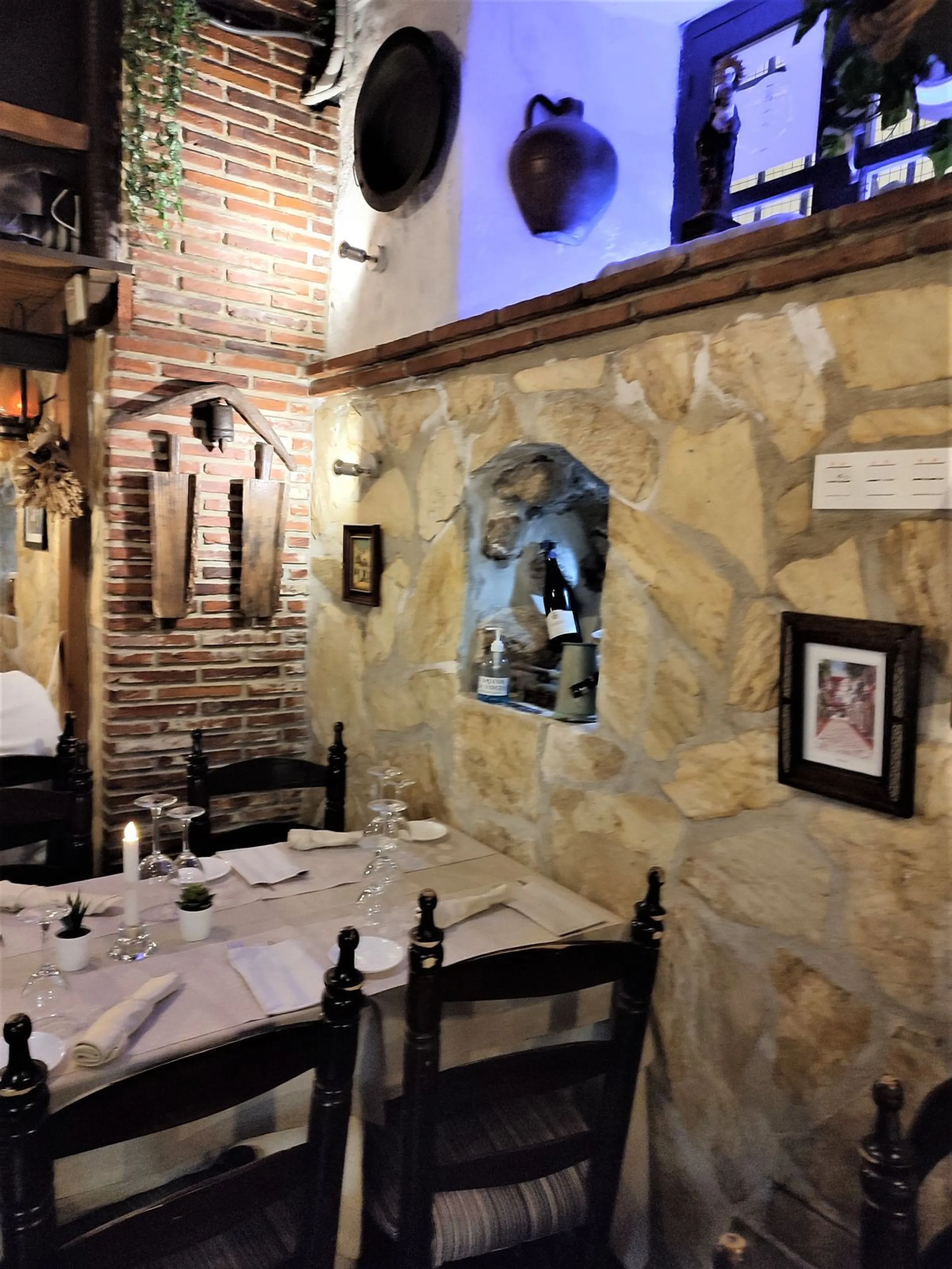 Opportunity to acquire an emblematic property in the historic center of Marbella. The property consists of a place set up as a restaurant with an area of 130 m2, as well as a house located on the 3 upper floors. It has four bedrooms, two bathrooms, a larg