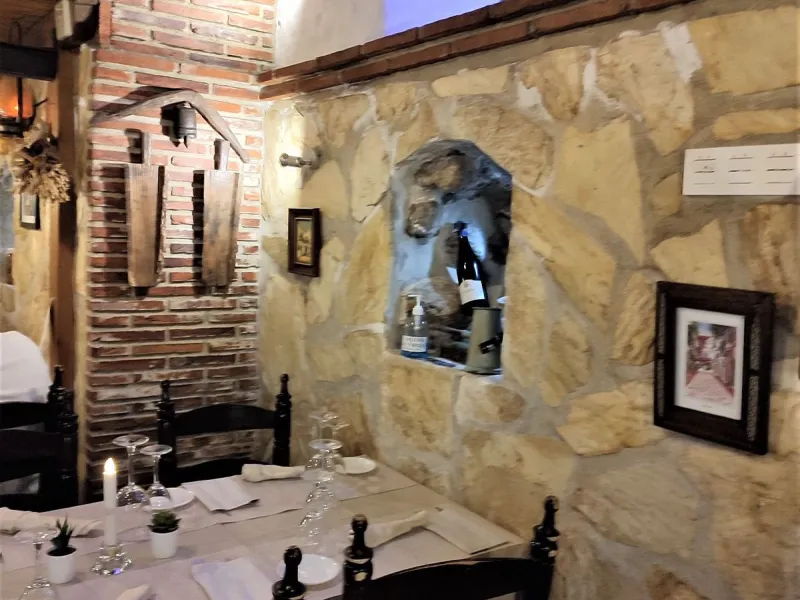 Opportunity to acquire an emblematic property in the historic center of Marbella. The property consists of a place set up as a restaurant with an area of 130 m2, as well as a house located on the 3 upper floors. It has four bedrooms, two bathrooms, a larg