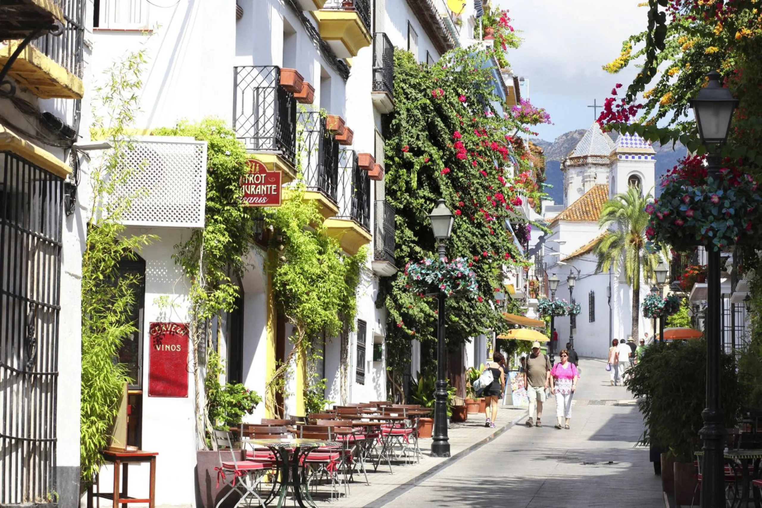 Opportunity to acquire an emblematic property in the historic center of Marbella. The property consists of a place set up as a restaurant with an area of 130 m2, as well as a house located on the 3 upper floors. It has four bedrooms, two bathrooms, a larg
