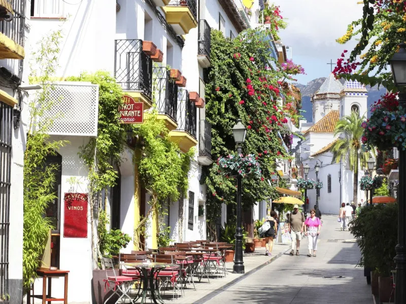 Opportunity to acquire an emblematic property in the historic center of Marbella. The property consists of a place set up as a restaurant with an area of 130 m2, as well as a house located on the 3 upper floors. It has four bedrooms, two bathrooms, a larg