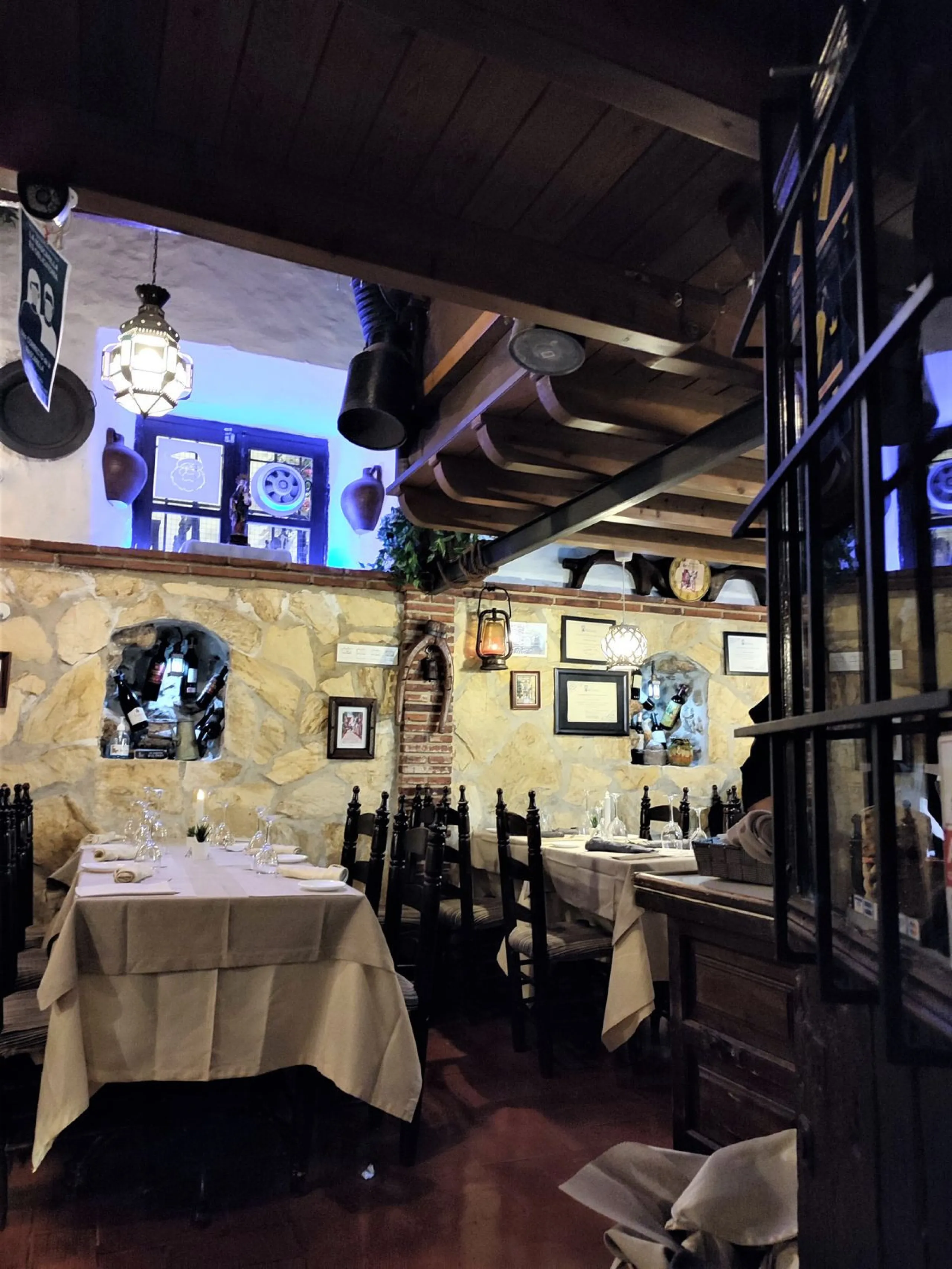 Opportunity to acquire an emblematic property in the historic center of Marbella. The property consists of a place set up as a restaurant with an area of 130 m2, as well as a house located on the 3 upper floors. It has four bedrooms, two bathrooms, a larg