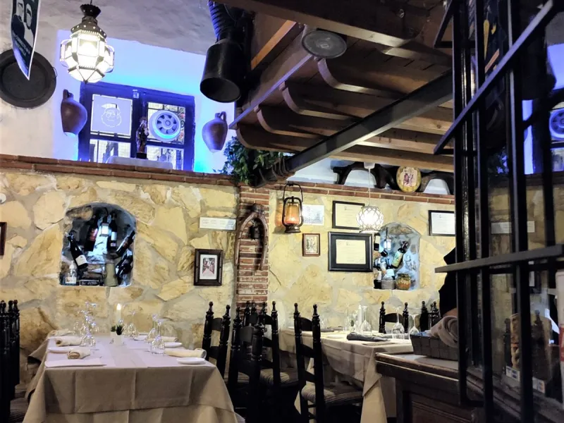 Opportunity to acquire an emblematic property in the historic center of Marbella. The property consists of a place set up as a restaurant with an area of 130 m2, as well as a house located on the 3 upper floors. It has four bedrooms, two bathrooms, a larg
