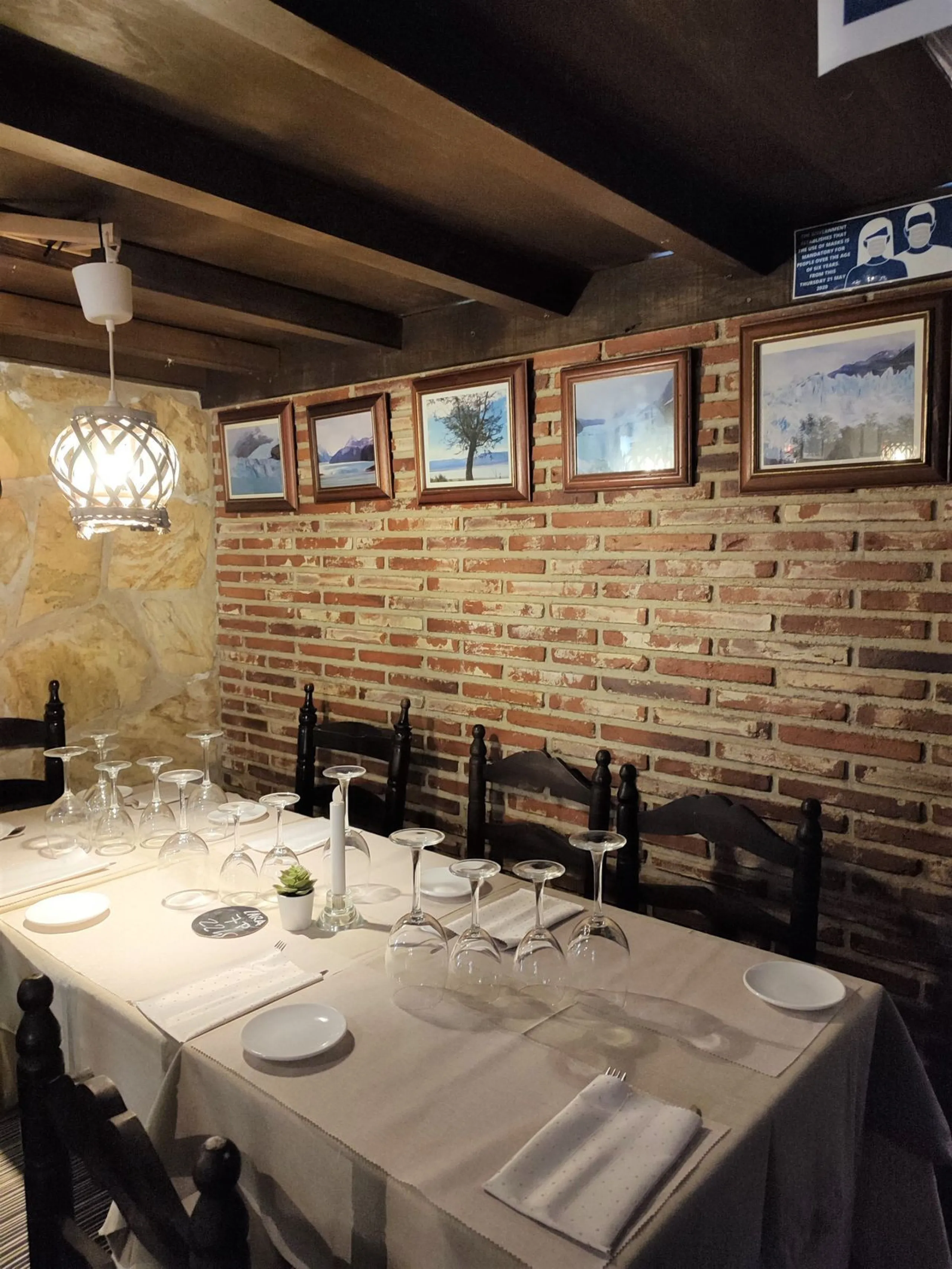 Opportunity to acquire an emblematic property in the historic center of Marbella. The property consists of a place set up as a restaurant with an area of 130 m2, as well as a house located on the 3 upper floors. It has four bedrooms, two bathrooms, a larg