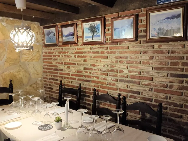 Opportunity to acquire an emblematic property in the historic center of Marbella. The property consists of a place set up as a restaurant with an area of 130 m2, as well as a house located on the 3 upper floors. It has four bedrooms, two bathrooms, a larg