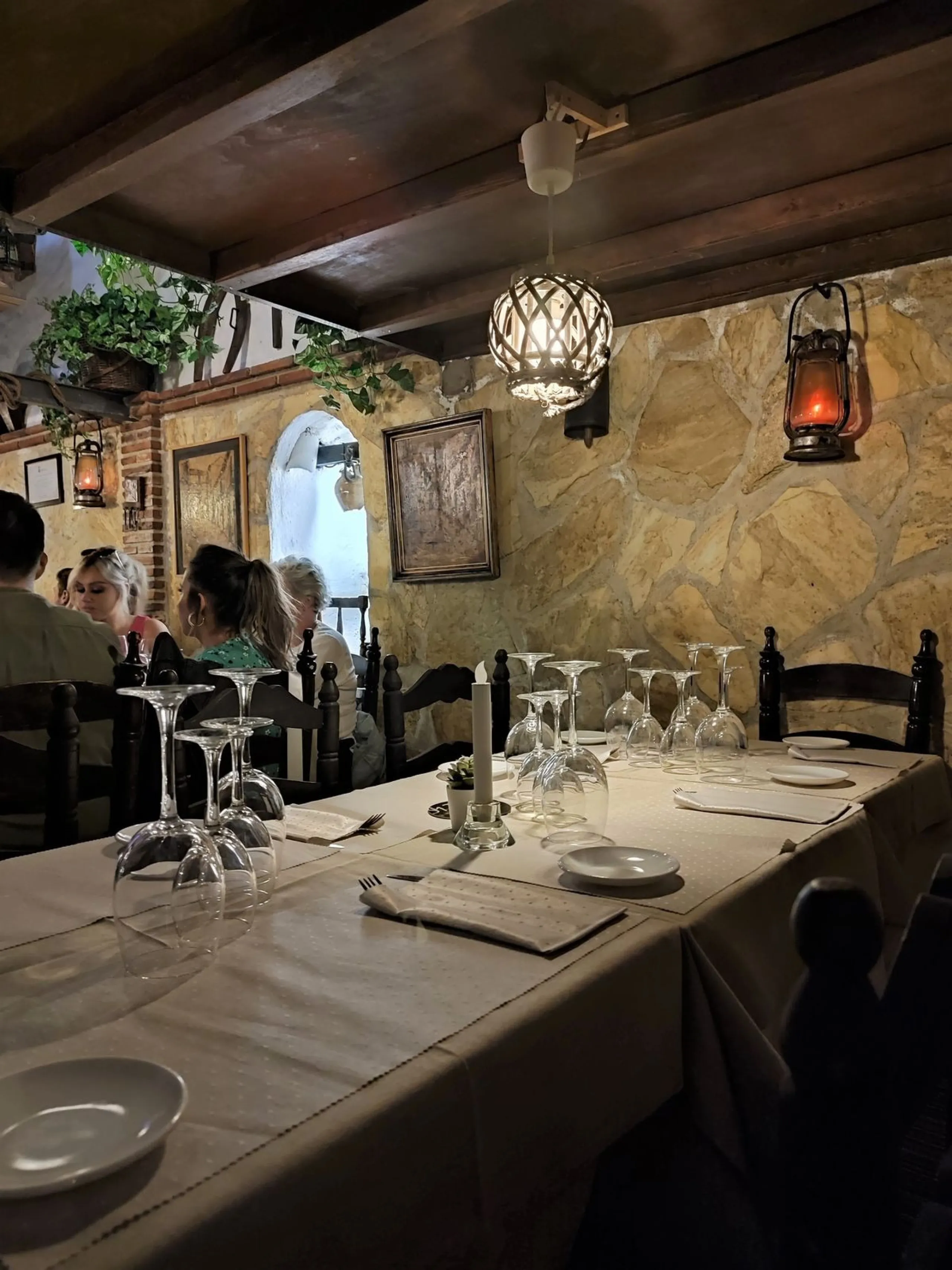 Opportunity to acquire an emblematic property in the historic center of Marbella. The property consists of a place set up as a restaurant with an area of 130 m2, as well as a house located on the 3 upper floors. It has four bedrooms, two bathrooms, a larg