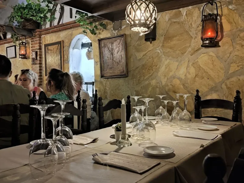 Opportunity to acquire an emblematic property in the historic center of Marbella. The property consists of a place set up as a restaurant with an area of 130 m2, as well as a house located on the 3 upper floors. It has four bedrooms, two bathrooms, a larg