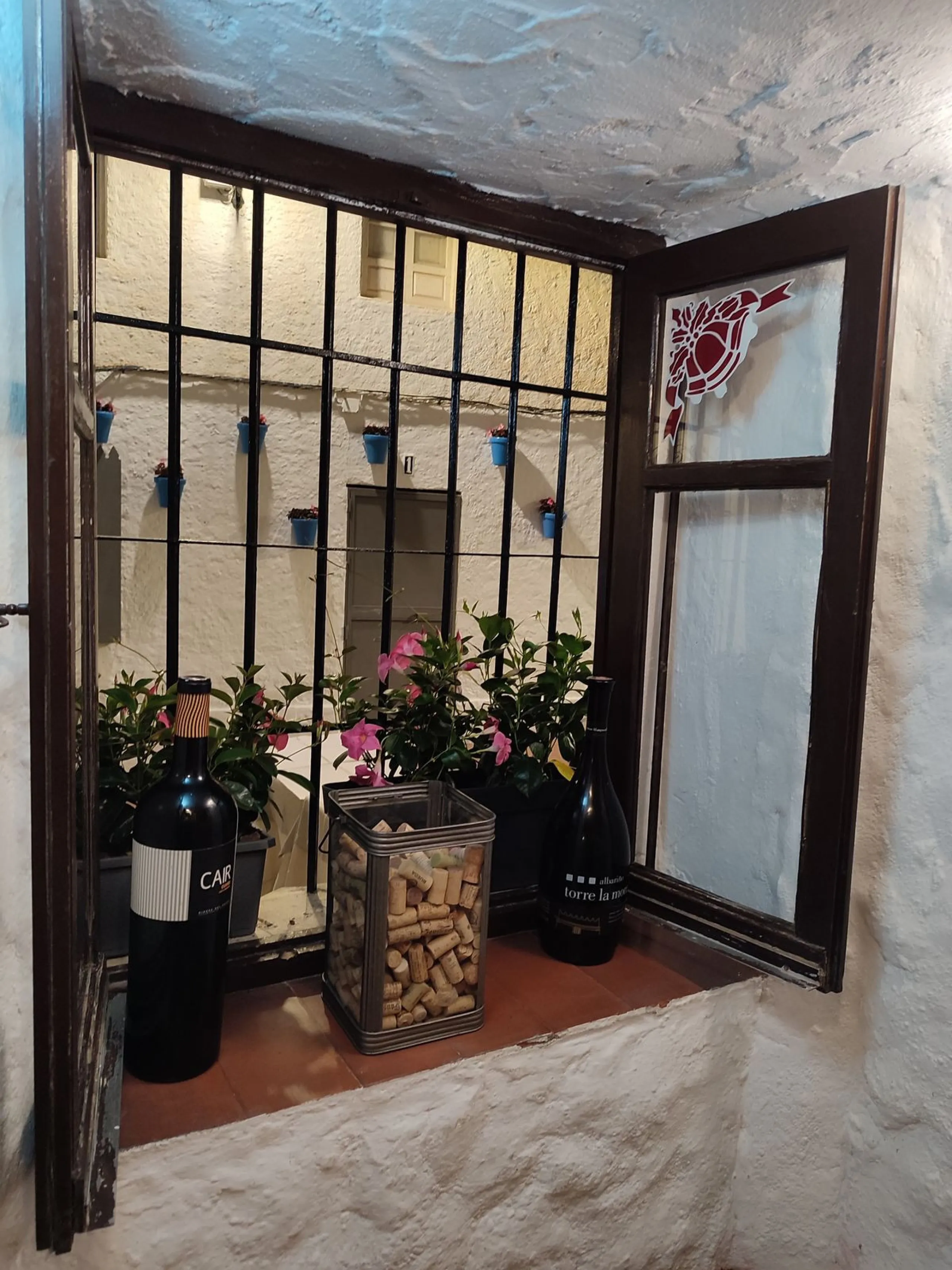 Opportunity to acquire an emblematic property in the historic center of Marbella. The property consists of a place set up as a restaurant with an area of 130 m2, as well as a house located on the 3 upper floors. It has four bedrooms, two bathrooms, a larg