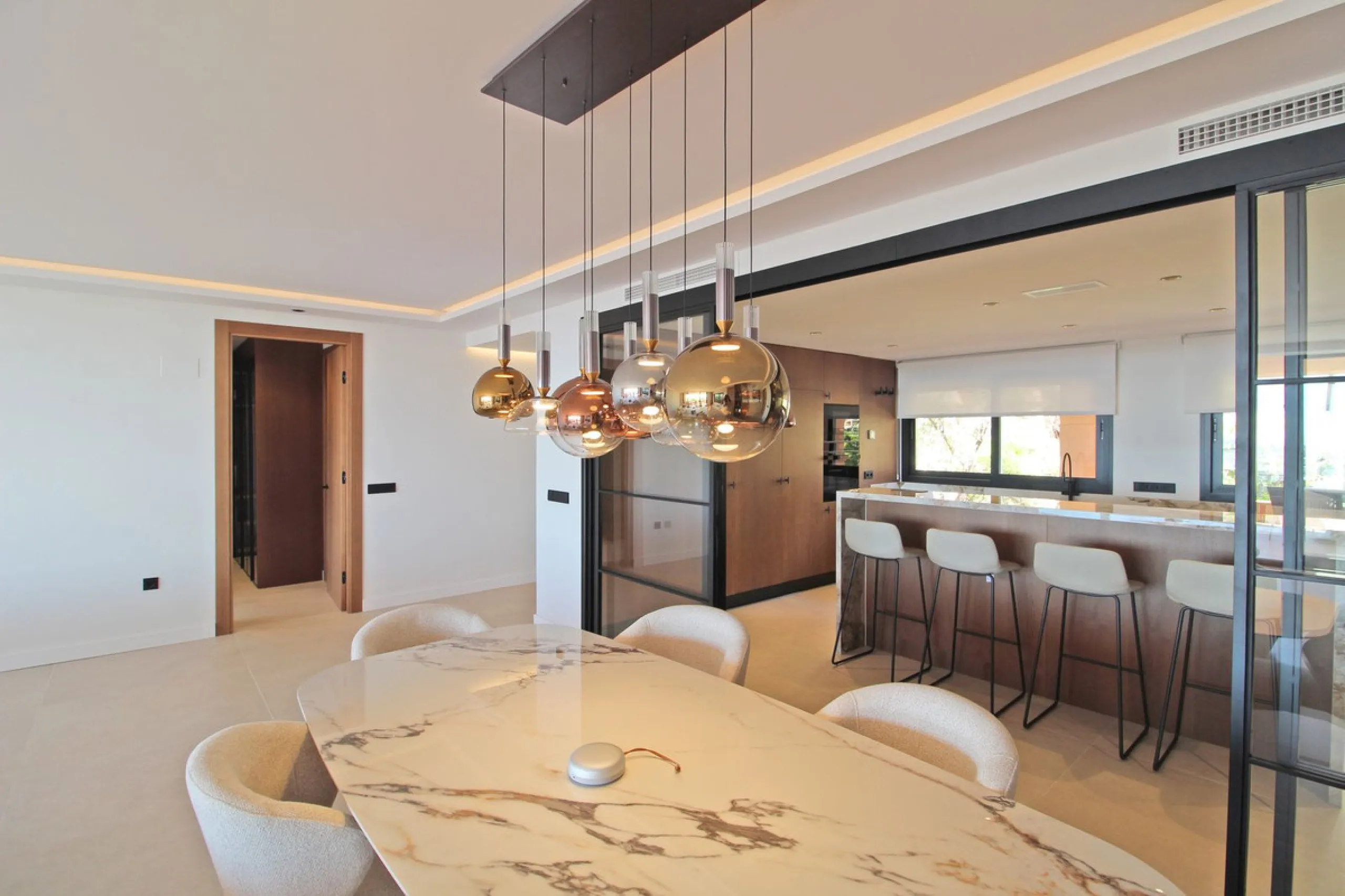 This exclusive renovated apartment is located in the prestigious Magna Marbella complex, in Nueva Andalucía, and stands out for its spectacular open views of the Mediterranean Sea, Gibraltar, and the surrounding golf courses. Ready to move in, it combines