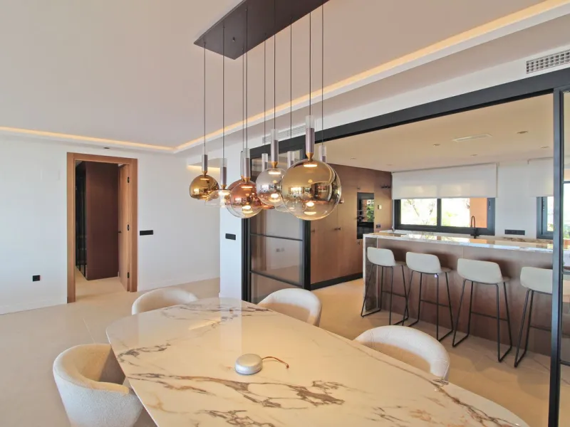 This exclusive renovated apartment is located in the prestigious Magna Marbella complex, in Nueva Andalucía, and stands out for its spectacular open views of the Mediterranean Sea, Gibraltar, and the surrounding golf courses. Ready to move in, it combines
