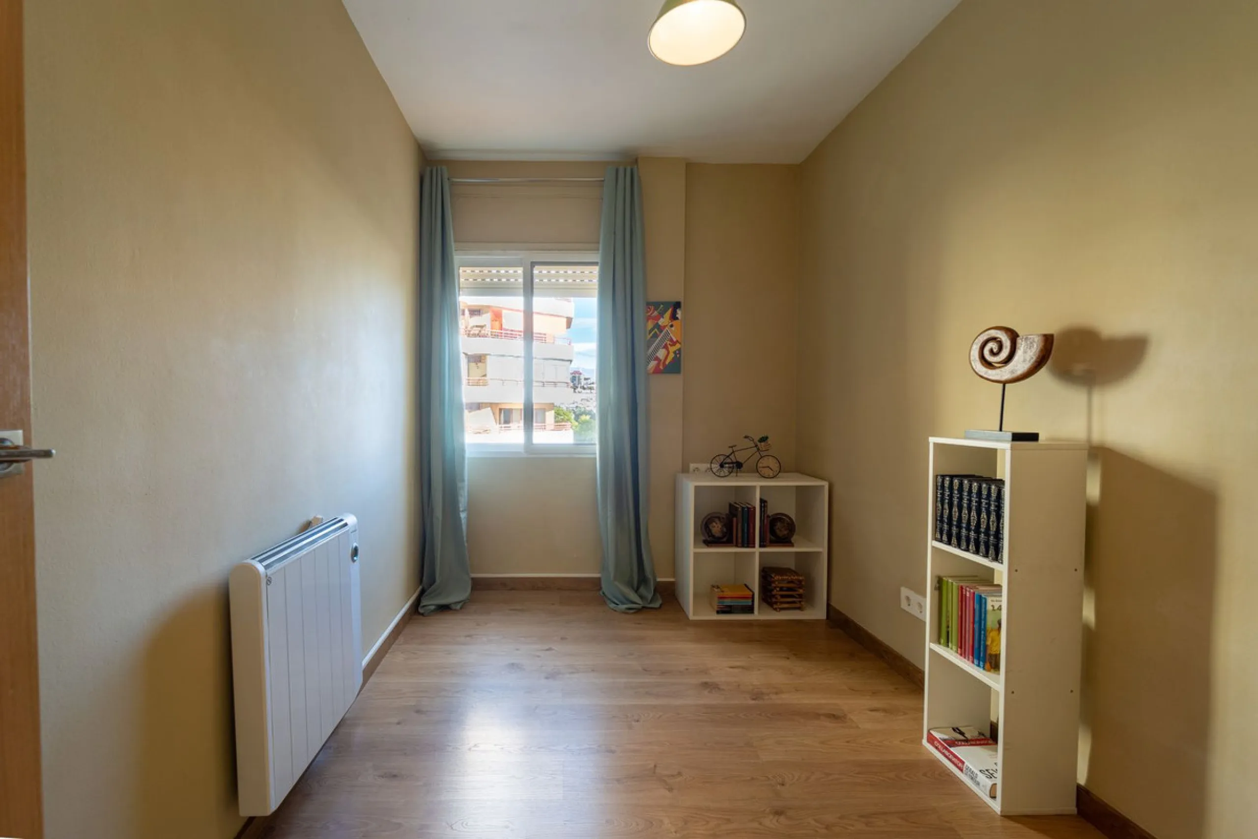 Apartment - Middle Floor Apartment в продаже в Fuengirola, Málaga. В доме 3 спален и 1 ванных комнат. Площадь дома 85 м²
