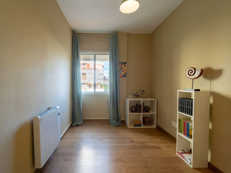 Apartment - Middle Floor Apartment в продаже в Fuengirola, Málaga. В доме 3 спален и 1 ванных комнат. Площадь дома 85 м²