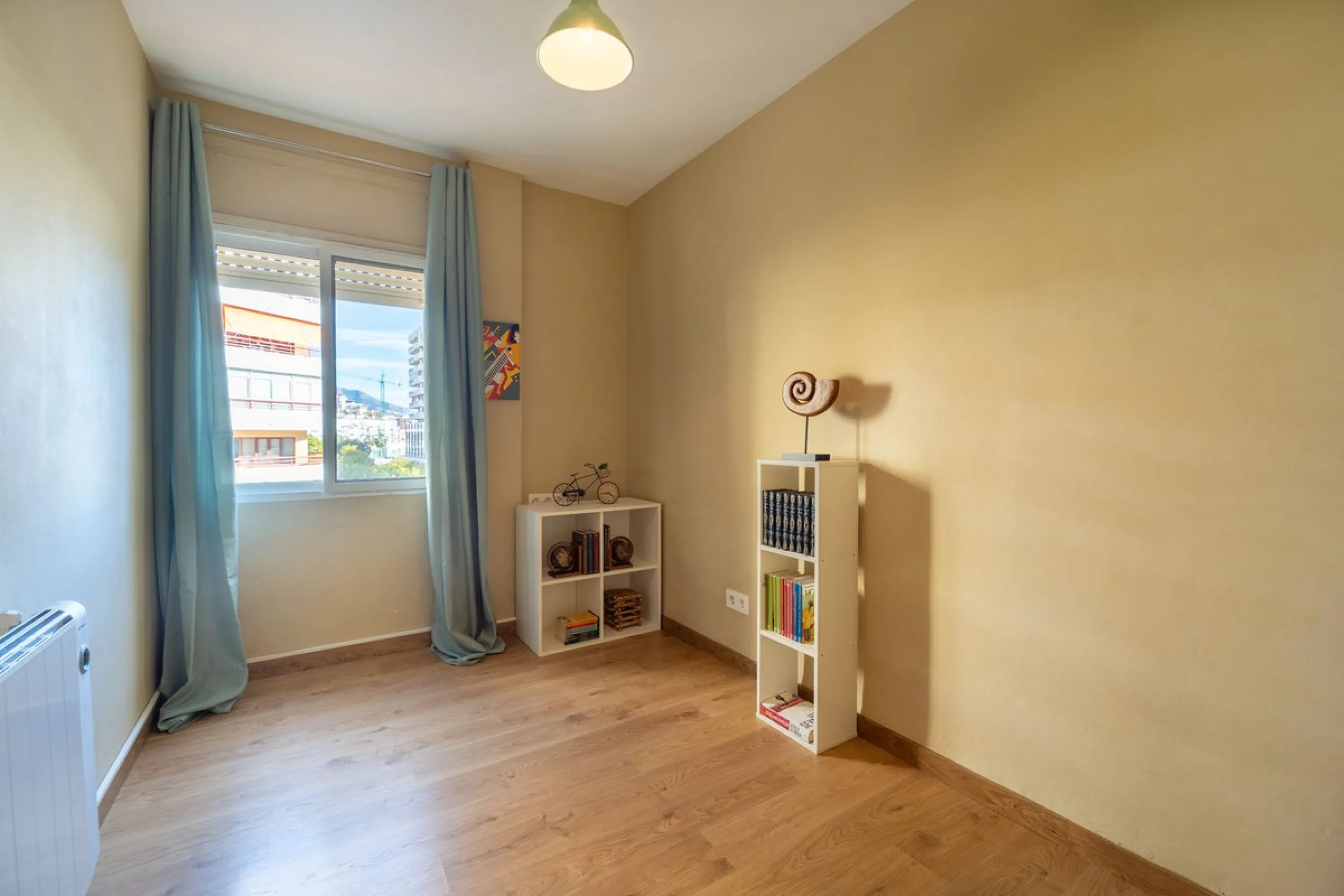 Apartment - Middle Floor Apartment в продаже в Fuengirola, Málaga. В доме 3 спален и 1 ванных комнат. Площадь дома 85 м²