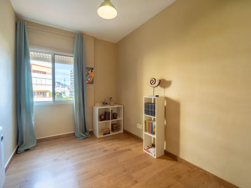 Apartment - Middle Floor Apartment в продаже в Fuengirola, Málaga. В доме 3 спален и 1 ванных комнат. Площадь дома 85 м²